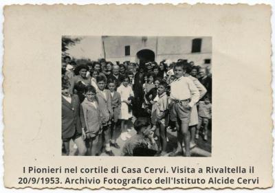 3.I pionieri nel cortile di Casa Cervi_visita a Rivaltella, il giorno 20 settembre 1953.