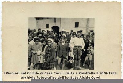 4.I pionieri nel cortile di Casa Cervi_visita a Rivaltella, il giorno 20 settembre 1953