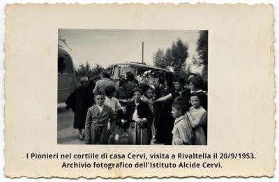 5.I pionieri nel cortile di Casa Cervi_visita a Rivaltella, il giorno 20 settembre 1953