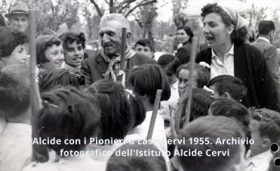 6.Alcide con i pionieri a Casa Cervi 1955