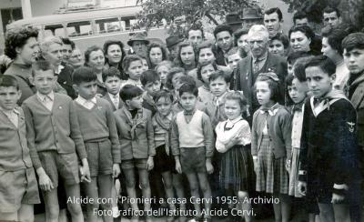 7.Alcide con i pionieri, a Casa Cervi, 1955. foto2